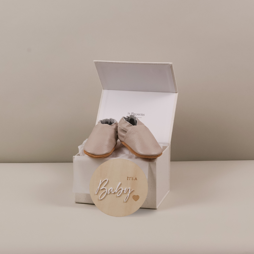 Baby Announcement Unique Leder-Schuhe und Holzscheibe